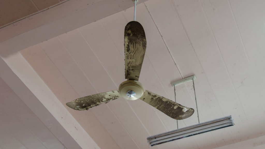 Dirty Ceiling Fans: Clean Blades Without Spreading Dust